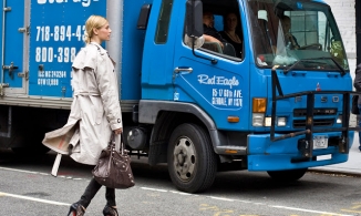 Nàng nấm lùn thuộc nằm lòng 4 bí quyết này để không bao giờ bị nuốt dáng khi mặc áo khoác dáng dài