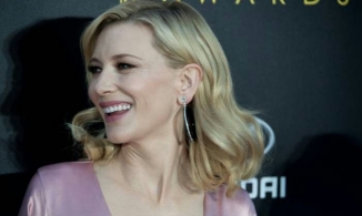 Cate Blanchett bao trọn chuyến xe buýt chỉ vì không muốn mặc váy nhăn