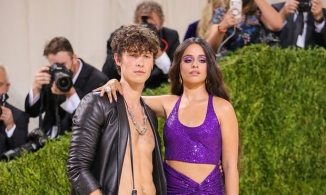 Cách nhanh nhất dẫn đến chia tay của sao Hollywood: Nắm tay nhau thật chặt trên thảm đỏ MET Gala  