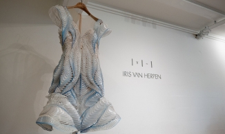 Tay vợt Maria Sharapova mặc váy làm bằng chai nước khoáng lên thảm đỏ