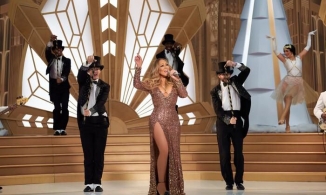 Mariah Carey không thể tự đi, phải nhờ 6 người khiêng lên sân khấu 