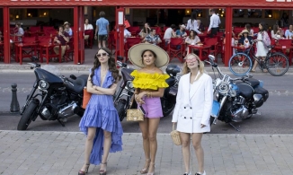 Thời trang Emily in Paris mùa 2 dưới góc nhìn của gái Pháp: Có công bằng với cô nàng Mỹ?