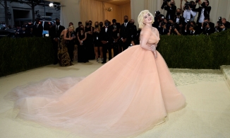 10 chiếc váy định nghĩa lại thời trang thảm đỏ 2021  