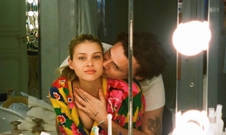 Brooklyn Beckham hôn vợ sắp cưới qua khẩu trang giữa tin đồn mang thai