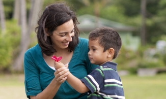 Đôi bàn tay lấm lem của con trai và câu nói khiến người mẹ bật khóc