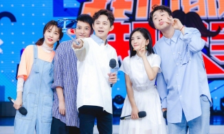 Các MC của show giải trí Happy Camp bị vướng vào lùm xùm ăn chặn tiền và bán quà của fan hâm mộ