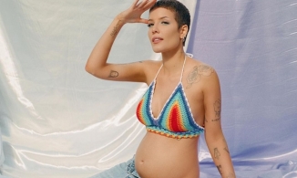 Halsey thông báo mang thai con đầu lòng bằng bộ ảnh nude
