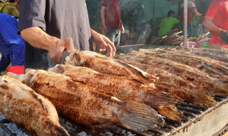 Tại sao ngày vía Thần Tài lại cúng cá lóc nướng?