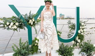 Midu diện đầm trắng trên du thuyền sang chảnh