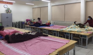 Hiệu trưởng trường TH Xuân Phương tự nguyện vào khu cách ly để chăm sóc HS