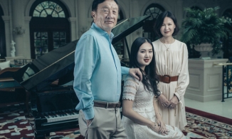 Con gái rượu gia nhập showbiz, chủ tịch Huawei bị bắt xin lỗi cổ đông