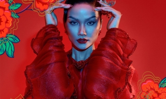 H'hen Niê mang tranh dân gian Đông Hồ vào bộ ảnh chào xuân