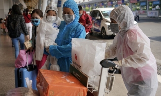 Người dân mặc bảo hộ, trùm kín mít về quê ăn Tết vì sợ dịch Covid-19