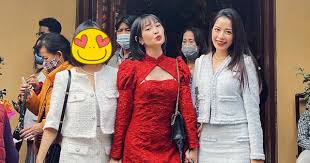 Chi Pu, Sun HT gây tranh cãi khi mặc váy ngắn, áo khoét ngực đi lễ chùa