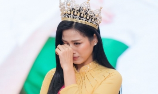 Nhăn mặt gỡ tay đồng nghiệp nam ra khỏi eo khi chụp hình, Đỗ Thị Hà nói gì?