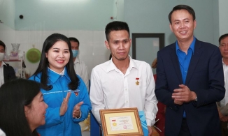 Anh shipper cứu cháu bé 3 tuổi rơi từ tầng 12 trở thành nhân vật đột phát trên Google