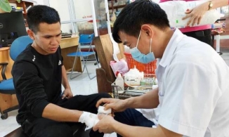 'Người hùng' Nguyễn Ngọc Mạnh phải về quê băng bó tay sau khi cứu cháu bé 3 tuổi rơi từ tầng 12