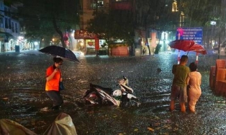 Nhiều tuyến đường Hà Nội ngập nặng trong cơn mưa xối xả kèm sấm chớp đúng giờ tan tầm