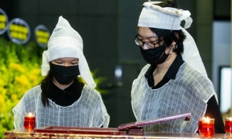 Chồng cũ và 2 con nghẹn ngào đưa tiễn Hoa hậu Thu Thủy