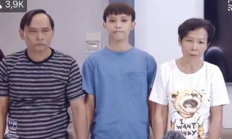 Hồ Văn Cường và bố mẹ cúi đầu xin lỗi Phi Nhung và khán giả