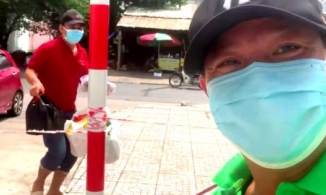 MC Quyền Linh 'tay xách nách mang' tiếp tế cho em trai trong khu vực phong tỏa