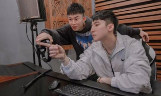 Sơn Tùng M-TP khoe góc làm việc có giá cả gia tài