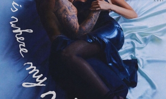 Vợ chồng Justin Bieber chụp ảnh bán nude kỷ niệm ngày cưới