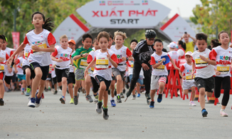 Khoảnh khắc hơn 500 VĐV nhí cùng tranh tài trong giải marathon lớn nhất Việt Nam