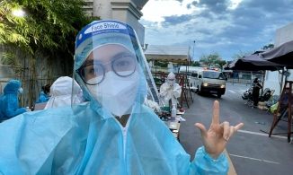 Á hậu Hoàng My mặc đồ bảo hộ làm tình nguyên viên trong khu cách ly