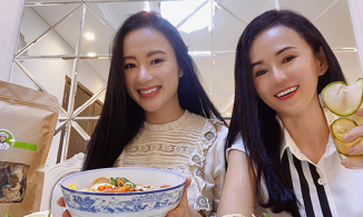 Mẹ ruột Angela Phương Trinh ngày càng trẻ trung, sành điệu ở tuổi U60