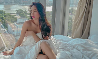 Minh Hằng quấn chăn trong phòng ngủ căn hộ 20 tỷ