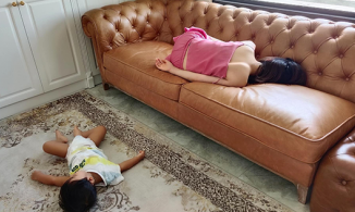 Hòa Minzy ôm con ngủ trên ghế và cái kết