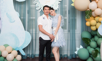 Á hậu Thanh Tú ra dáng mẹ đảm sau khi sinh quý tử cho chồng đại gia