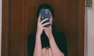 Bỏ xa Lệ Quyên, Cẩm Đan chụp ảnh tư thế này với lý do 'lỡ đẹp nên khoe'