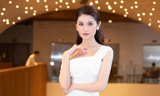 Mẹ Á hậu Thùy Dung khóc mỗi ngày vì sợ con hư hỏng, bị người khác hại sau khi đăng quang