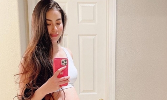 Hòa Minzy vừa công khai bụng rạn, Phạm Hương tự tin khoe bụng bầu 8 tháng đẹp mịn màng