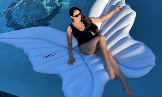 Hoa hậu Phạm Hương khoe vẻ sang chảnh, quyến rũ sau 3 tháng sinh nở