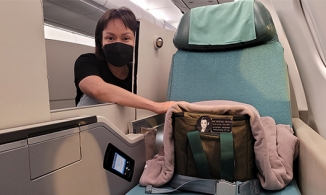 Việt Hương nghẹn ngào đưa tro cốt Phi Nhung về Mỹ: 'Thương quá Nhung ơi'