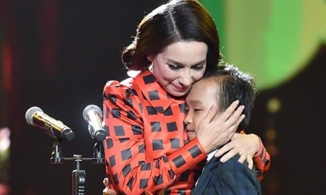 Những khoảnh khắc mẹ con tình thâm của Hồ Văn Cường và Phi Nhung 