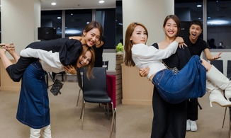 Chỉ 41kg, Khả Ngân vẫn bế bổng được MC Mù Tạt ở hậu trường '11 tháng 5 ngày'