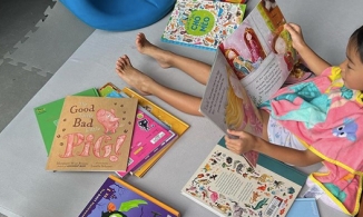 Mặc nhà giàu khoe con với hàng hiệu, Tăng Thanh Hà khoe con với sách