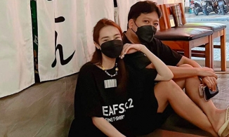 Hôm qua sao làm gì (12/11): Trường Giang đi dép tổ ong sánh đôi bên vợ ăn diện sành điệu