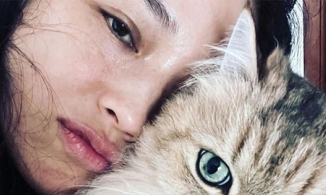 Thư Kỳ selfie mặt mộc cam thường ở tuổi U50: Mắt thâm, môi khô vẫn quyến rũ khó tin