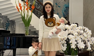 Mùng 3 Tết, Á hậu Thanh Tú cho 2 quý tử diện kiến người hâm mộ
