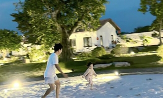 Nhã Phương thoải mái để lộ mặt con gái đang nô đùa trong sân nhà cùng bố