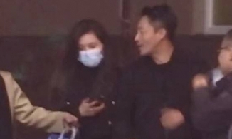 Chồng cũ Từ Hy Viên công khai nắm tay tình trẻ dạo phố sau chuyến du lịch tại nơi từng làm hôn lễ