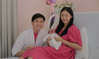 Hôm qua sao làm gì (4/4): Salim và chồng thiếu gia đón con gái đầu lòng