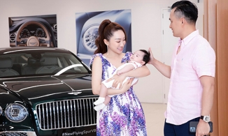 Vợ Chi Bảo bế con trai đi nhận xe hơi 20 tỷ chồng tặng