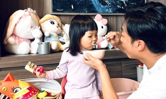 Hôm qua sao làm gì (11/4): Cường Đô La làm 'vú em' ngày lễ