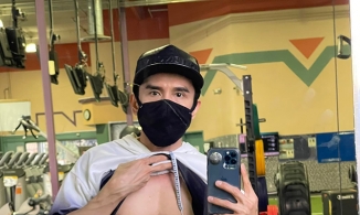 Đan Trường vạch áo khoe múi, hỏi fan muốn mặt đẹp hay người đẹp